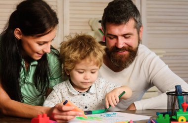Baba, anne ve çocuk resim çiziyor. Çocuk resim öğrenme, küçük ressam resmi, çizim