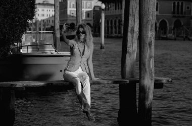 Güzel sarışın manken tatil için Venedik İtalya caddesinden ayrılıyor. Venedik 'e lüks bir seyahat. Sokaktaki en seksi kadın. Yaz tatilindeki kız Venedik 'teki ünlü turizm merkezini ziyaret ediyor.