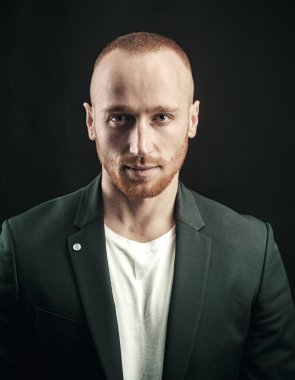 Zarif takım elbiseli yakışıklı seksi adam. Takım elbiseli seksi bir adamın baştan çıkarıcı yüzü. Maço kendinden emin görünüyor