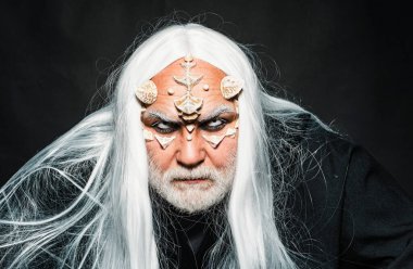 Ağaç ruhu ve fantezi konsepti. Büyüde gücüm var. Ejderha derisi ve gri sakallı bir uzaylı. Ejderha derisi ve boynuzları olan büyücü iblis adam