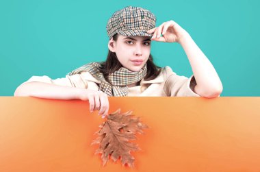 Stüdyo, sonbahar yapraklı mutlu genç bir kadının portresini izole etti. Sarı akçaağaç yaprağı olan çekici beyaz kadın. Fransız beresi takan çekici bir kadının sonbahar portresi.