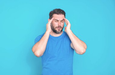 Kafası karışmış bir adamın şüpheleri var. Düşünceli adam. Düşünceli ciddiyetin portresi, düşünceli ifadeli bir adam. Yakışıklı, düşünceli, şüpheye odaklanmış bir adam.