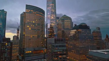 New York Şehri Skyline 'ı alacakaranlık hava sahasında. İHA 'dan New York' a. New York City gökdeleni, Manhattan gökdelenleri olan şehir manzarası. Geceleri Manhattan 'da panoramik hava manzarası. ABD 'de seyahat