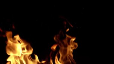 Ateş alevi dokusu. Ateş, yanan alev. Büyük, yanan bir ateş. Alevler arka planı kaplıyor. Fırın şöminesi. Şömine için kömür odunu ısıt. Alev alır. Siyah bir ışıkta ateş yak