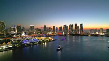 Geceleri güzel Miami Beach şehrinin hava manzarası. Şafakta Miami 'nin insansız hava aracı atışı. Miami Plajı, gün batımında gökdelenlerin muhteşem manzarası. Miami Sahili, Güney Sahili, Alacakaranlık manzarası