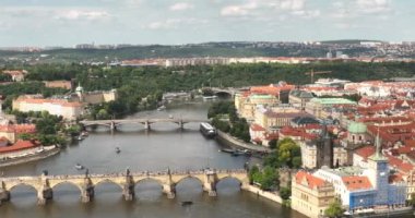 Charles Köprüsü. Prag merkezinin yukarıdan panoramik görüntüsü. Aerial Prag şehri. Prag şehrinde insansız hava aracından görüş, şehrin üzerinde uçuş, üst manzara, Vltava Nehri, Charles Köprüsü, Prag