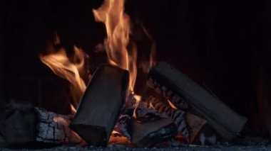 Yanan Alev dokusu. Yanan ateş, yanan ateş. Büyük, yanan bir ateş. Alevler alevleri kaplıyor. Fırın şöminesi. Şömine için kömür odunu ısıt. Alev alır. Yangın lambalarını yakın. Kıvılcım ve alev