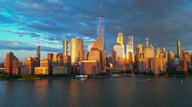 New York 'ta bulut, dramatik gökyüzü ile New York City Skyline. Amerikan gökdelenlerinin hava görüntüsü. New York şehrinin insansız hava aracı görüntüsü. New York 'ta Manhattan şehri manzarası. Manhattan 'da panoramik manzara. ABD New York