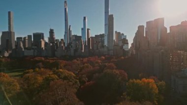 Sonbahar Sonbaharı. İnsansız hava aracından sonbahar Central Park manzarası. Sonbaharda New York City Manhattan Central Park Havalimanı panoraması. Central Park 'ta sonbahar. Sonbahar New York. Central Park Yaprakların Sonbahar Renkleri