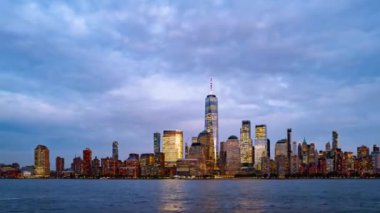 Zaman aşımı New York. New York City 'de bir gece. New York City Manhattan 'ın merkezindeki Skyline' da zaman aşımı. Sunset Sky NYC zaman çizelgesi. Hareket eden bulutlar New York 'un zaman geçişi
