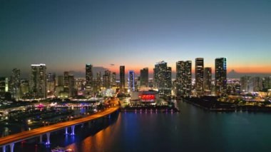 Miami Beach 'in gündoğumunun hava görüntüsü, Florida, ABD. Miami 'nin gece insansız hava aracı çekimi. Miami Plajı, gökdelenlerin harika hava manzarası. Miami Beach, South Beach Panorama gece manzarası