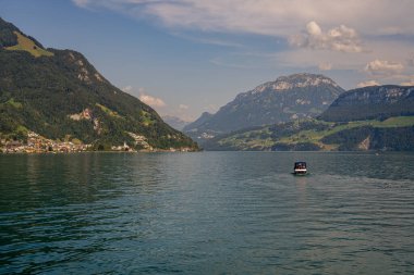 Alp dağları ve İsviçre 'deki gibi. İsviçre 'de Alpler doğası. İsviçre Alpleri. Alplerdeki cennet gibi dağ manzarasının panoramik görüntüsü. İsviçre göllerinin doğası. İsviçre manzarası