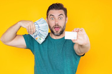 Başarılı bir iş adamı para sayıyor. Yakışıklı orta yaşlı adam 100 dolarlık banknotları tutuyor. Elinde para tutan adam. Kâr ve finansal başarı. Dolar nakiti olan zengin bir adam.