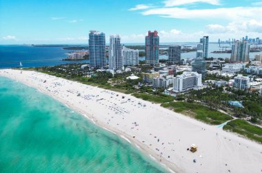 Florida, ABD 'den Miami Beach sahnesi. Miami sahili. Miami Plajı ve şehir manzarasının havadan görüntüsü. Miami sahilinin kıyı şeridi, hava manzaralı. Ünlü Amerikan simgeleri. ABD 'de yaz yolculuğu