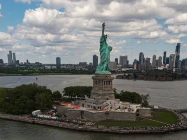 New York şehir manzarasının üzerindeki Özgürlük Anıtı 'nı. Özgürlük heykeliyle New York şehri silueti. Özgürlük Heykeli ve Manhattan. ABD 'nin sembolü. NYC