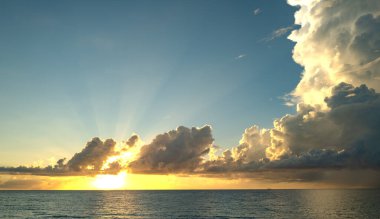 Dramatik gün batımı ve bulutlu gökyüzü. Deniz. Bulutların arasından bulutlu bulutlu bir deniz. Günbatımı okyanusu ve bulutlu gökyüzü arkaplanı. Huzurlu deniz manzarası. Günbatımı deniz suyunun üzerinde bir ufuk. Sakin bulutlu gökyüzü