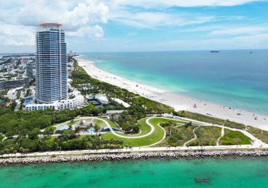 Miami Beach silueti. Miami Sahili 'nin insansız hava aracı görüntüsü. Miami sahilindeki South Pointe Park ve South Beach 'in havadan görüntüsü. Güneşli bir günde Miami gökyüzü
