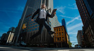 Caddeye atlayan bir iş adamı. Sonraki Zıplama ve Basamaklar. İş Tutkuları konsepti. Hedef iş başarı stratejisi. Yaratıcı büyüme. Büyüme atlama işi başarı süreci. İleri Atla