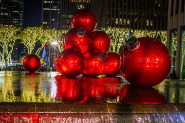 New York 'ta Noel. New York, New York Şehri Noel 'i kutluyor. Manhattan, kışın şehir merkezinde. New York, Manhattan, kışın Noel tatili. Manhattan 'ın göbeğinde dev Noel süsleri