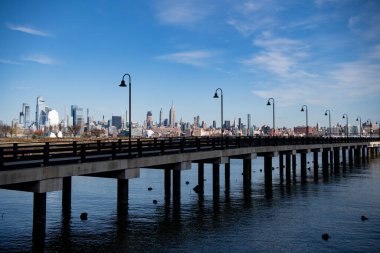 Manhattan güzel silueti, New York, Birleşik Devletler. Manhattan 'ın ortasındaki New York şehrinin gökyüzü manzarası. ABD, New York, New York, Manhattan. Amerikan büyük şehri. Aşağı Manhattan silueti