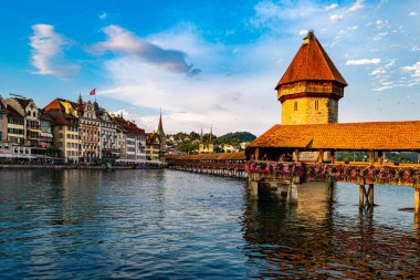 Lucern City 'de ünlü Chapel Köprüsü var. İsviçre, Lucerne 'de nehir kenarı. Lucerne şehir manzarası. Lucerne Kantonu. Lucern İsviçre. Lucerne 'nin tarihi şehir merkezinde göllü gün doğumu