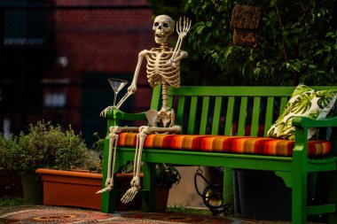 Cadılar Bayramı evi. Cadılar Bayramı balkabağı ve dekore edilmiş ev için iskelet. Bir Amerikan evinin ön bahçesinde dekore edilmiş korkunç bir şey. Şeker mi şaka mı? Cadılar Bayramı geçmişi. Cadılar Bayramı 'nın sonbahar tatili