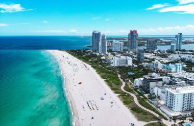 Güzel Miami Beach City 'nin havadan görünüşü, Florida, ABD. Güneşli bir günde Miami 'nin insansız hava aracı çekimi. Miami Plajı, harika binalar manzarası. Miami Sahili Panorama Manzarası, Güney Sahili, ABD