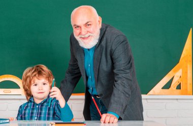 Büyükbaba ve oğlunun sınıfta portresi. Baba ve oğul - nesil insan kavramı. Sınıfta eski öğretmenlik eğitimi alan bir adam