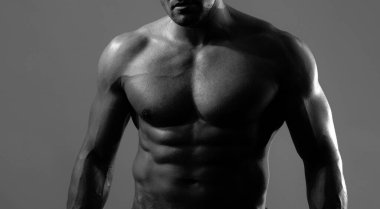Mavi arka planda kaslı bir spor mankeni. Modern moda mavi renkli, güçlü, vahşi bir adamın moda portresi. Seksi çıplak gövde. Vücut geliştirme sporu.