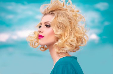 Güzellik Salonu. Kıvırcık saçlı, sarışın bir kadın. Sağlıklı Saçlı Güzel Manken Kız