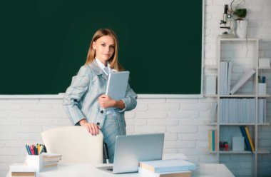 Lise öğrencisi karatahta geçmişi üzerine kitap tutuyor İngilizce ya da sınıfta matematik öğreniyor