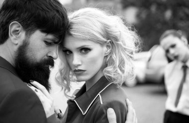 Boşanma sebebi. Saplantılı eski kız arkadaş bir çift için casusluk yapıyor. Sadakatsizlik ve kıskançlık kavramı