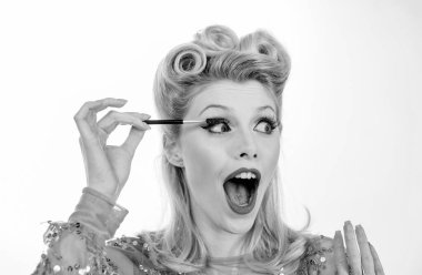 Makyaj malzemesi. Komik kadın kaş düzeltme prosedürünü uyguluyor. Güzellik salonunda kaşlarını cımbızla alan genç bir kadın. Cımbızla kaş yolan genç bir kadın. Yaklaş.