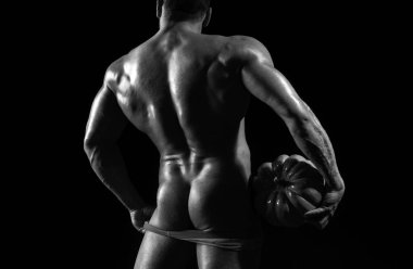 Cadılar Bayramı siyah. Balkabağı ve erkek kalçası.