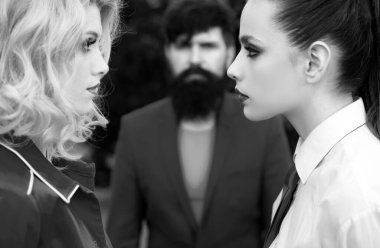 Sadakatsizlik ve kıskançlık kavramı. Kıskanç adam, sokakta birbirini seven lezbiyen çifte bak.