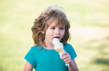 Dondurma yiyen komik çocuk, yüzünü kapat. Çocuk portresi