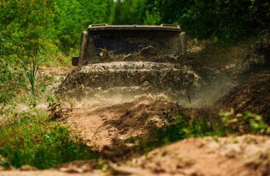 Çamur ve su sıçrama off-road yarış içinde. Parça çamurlu sahada. Sefer offroader. Çamur üzerinde izlemek. 4 x 4 Off-road suv araba. Offroad araba. Safari. Ralli yarış