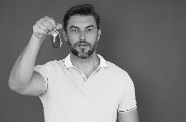 Kredi ve ipotek. Anahtarı olan bir iş adamı. Emlakçıda anahtarlar sarı renkte tutuluyor. Emlakçıda anahtarlar var. Simsar ya da anahtarı olan bir emlakçı. Tişörtlü iş adamı şov anahtarları..