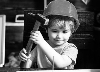 Çekiçli küçük çocuk tamir ediyor..