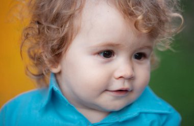 Sevimli bir erkek bebeğin portresi. Kafkas çocuk yüzünü kapatın. Komik çocuğun yakın plan kafası.