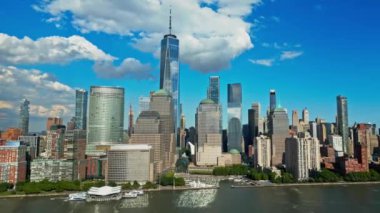 New York 'ta. New York hava manzaralı, İHA 'dan New York City Skyline' a. Manhattan, New York 'ta panoramik drone görüntüsü. New York City şehir merkezi gökyüzü bulutlu. Panorama NY Şehri