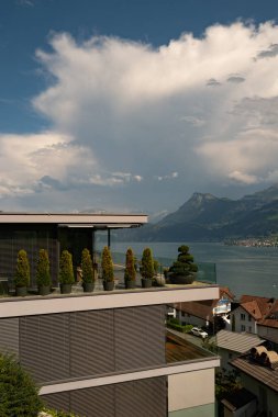 Doğanın modern dış görünüşü. İsviçre 'de modern ev cephesi. Yaşamak için ideal tasarım. Alps Dağı yakınlarında modern tarz bir ev. Alpler 'deki dağ manzaralı modern ev.