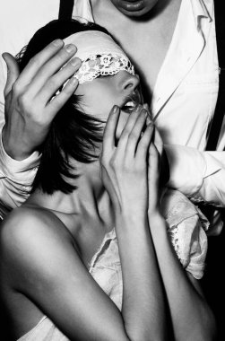 Güzel bir çift. Seksi kadın ve erkek. Şehvetli İspanyol çift sarılıyor, tutkulu ve şehvetli. Romantik çiftin baştan çıkarma flörtü. Seksi anılar. Aşık çıplak, şehvetli bir çift.