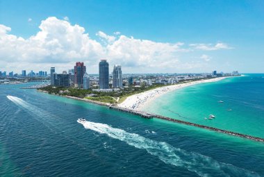 Miami Beach, South Beach, Florida, ABD. Miami sahili. Miami Plajı ve şehir manzarasının havadan görüntüsü. Miami sahili kıyı şeridi, hava manzaralı.