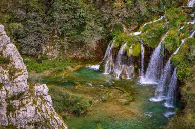 Plitvice Lakes Ulusal Parkı. Hırvatistan. Büyük şelaleler. Doğa yolculuğu geçmişi. Güzel doğa. Park UNESCO 'nun Dünya Mirası Bölgesi