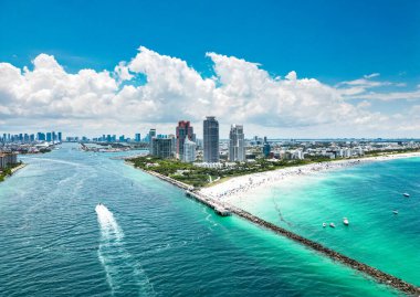 Miami 'ye git. Miami Sahili 'nin silueti tepeden. Miami sahil şeridi. Miami Beach Florida 'daki lüks dairelerin panoramik manzarası. Surfside Sahilinin Hava Görüntüsü