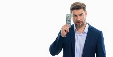 Yüz dolarlık banknotları olan bir adam. Bir sürü 100 dolarlık banknot tutan adam. Kolay para. Ödeme günü ve ödeme konsepti. Kâr ve zenginlik. Para kazan. İş adamı başarılı anlaşma