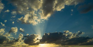 Dramatik Renkli Günbatımı Gökyüzü. Güneş ışınlı bulutlar. Bulutlu doğa arka planı. Panorama gün batımı gökyüzü ve bulut arkaplan. Kara Bulutlar, Gece Gökyüzü. Karanlık Dramatik Gökyüzü, Destansı Günbatımı Bulutları