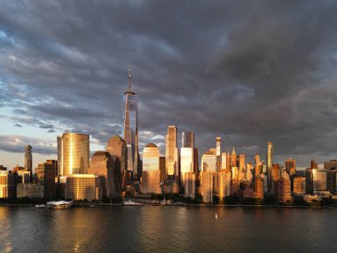 New York şehrinin en iyi manzarası. New York hava manzaralı, New York City gökyüzü manzaralı. Manhattan, New York 'ta panoramik drone görüntüsü. NYC 'de bir gece. New York şehir merkezi alacakaranlıkta gökyüzü bulutlu