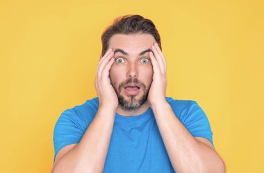 Yakışıklı, korkmuş ve şok olmuş bir şekilde stüdyodaki izole edilmiş adamı şaşırttı. Sürpriz ifadesi, korku ve heyecanlı yüzü olan bir adam. Orta yaşlı, korku dolu ve heyecanlı yüzlü bir adam. Şaşırmış erkek yüzü